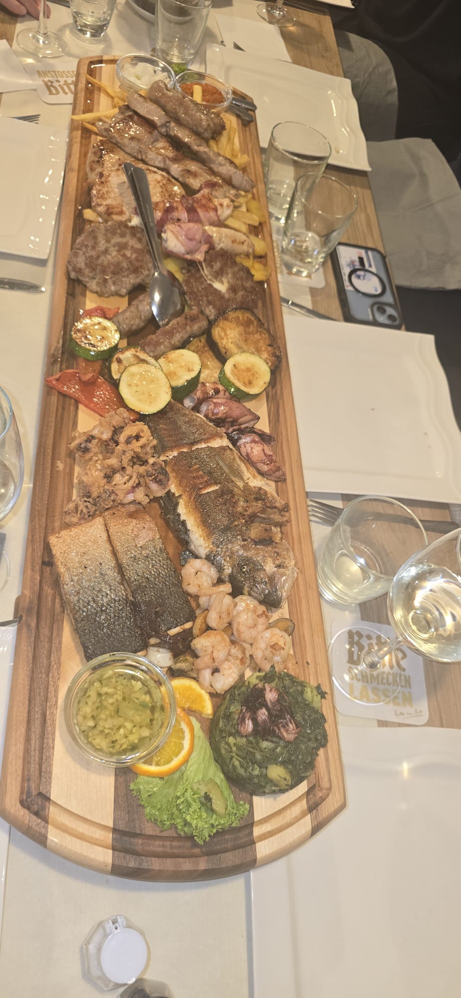 Reichhaltige Grill- und Fischplatte